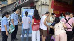 动通过吊挂宣传、设置征询台、发放宣传手册、